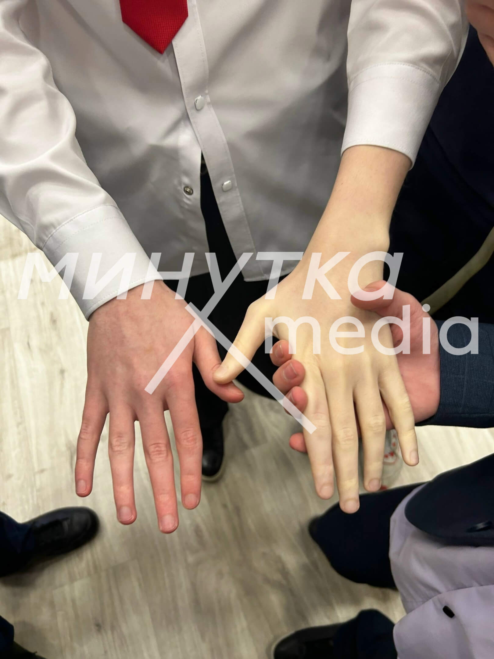 Руки одного из детей